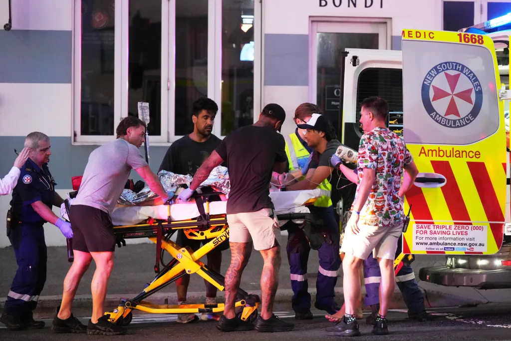 Atacan con rifles una concurrida playa de Australia: van al menos 12 muertos