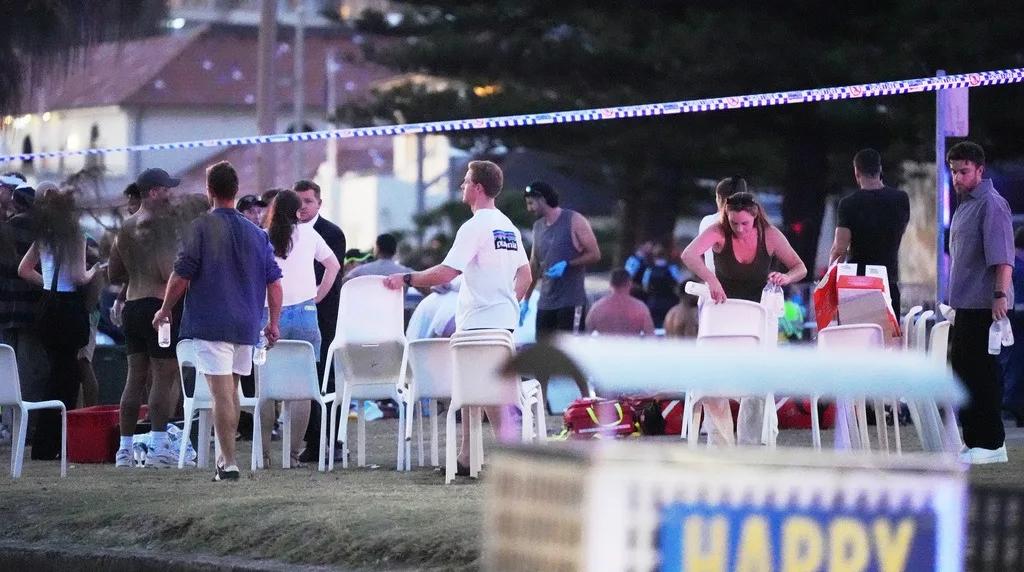 Atacan con rifles una concurrida playa de Australia: van al menos 12 muertos