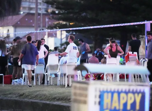Atacan con rifles una concurrida playa de Australia: van al menos 12 muertos