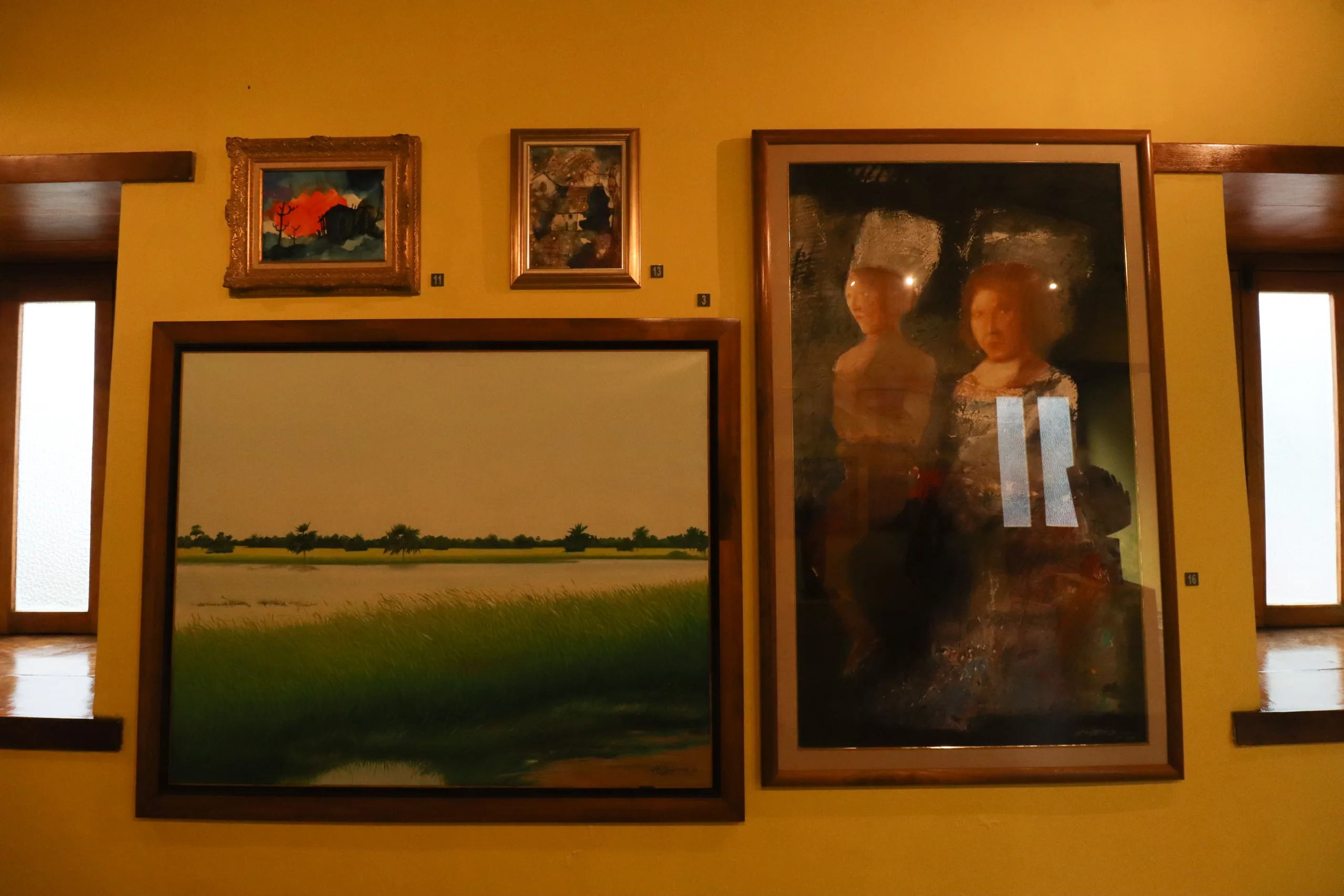 La sala amarilla de la exposición del Jubileo de la Cultura tiene obras de los años 60, 70 y 80.