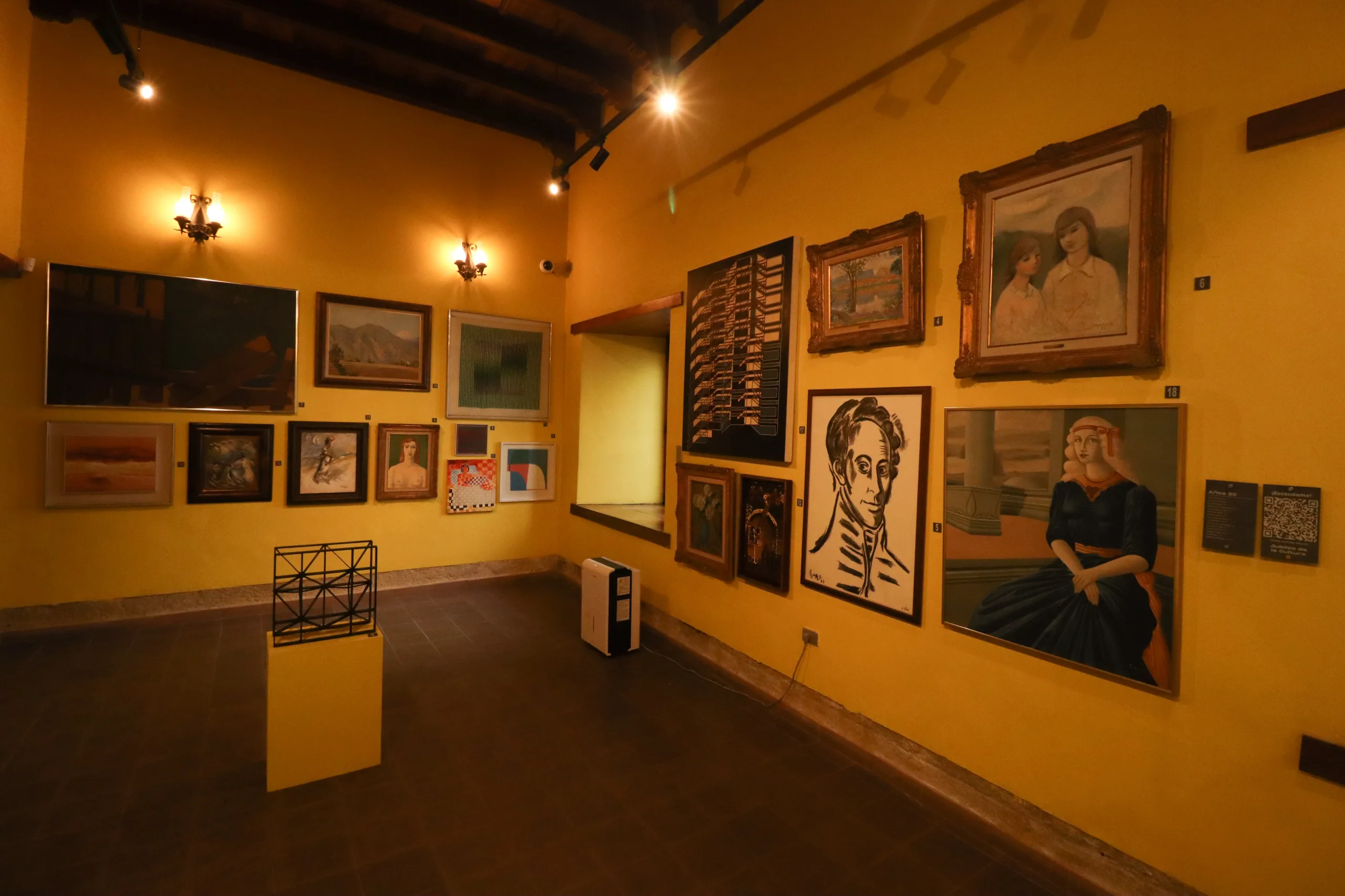 La sala amarilla de la exposición tiene obras de Jesús Soto, Francisco Narvaez, entre otros.