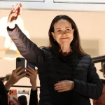 María Corina Machado en Oslo saludando a venezolanos desde el balcón del Gran Hotel