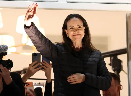 María Corina Machado en Oslo saludando a venezolanos desde el balcón del Gran Hotel