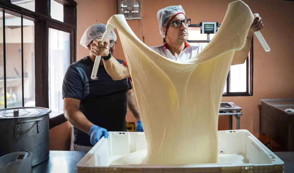Guillermo Heberger: el venezolano que transformó su nostalgia en una fábrica de quesos en Bolivia