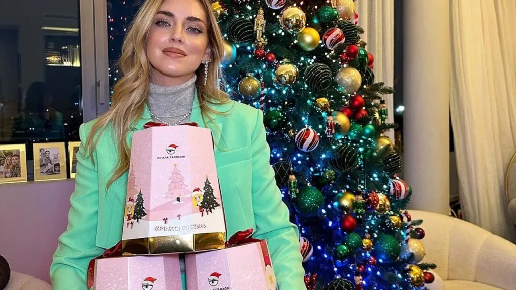 Chiara Ferragni junto a los pandoro de Balocco