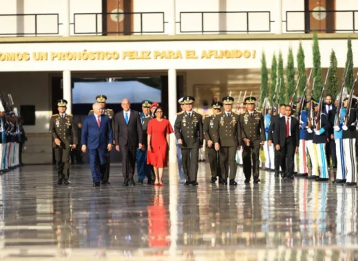 Vladimir Padrino entrega el bastión de mando militar a Delcy Rodríguez