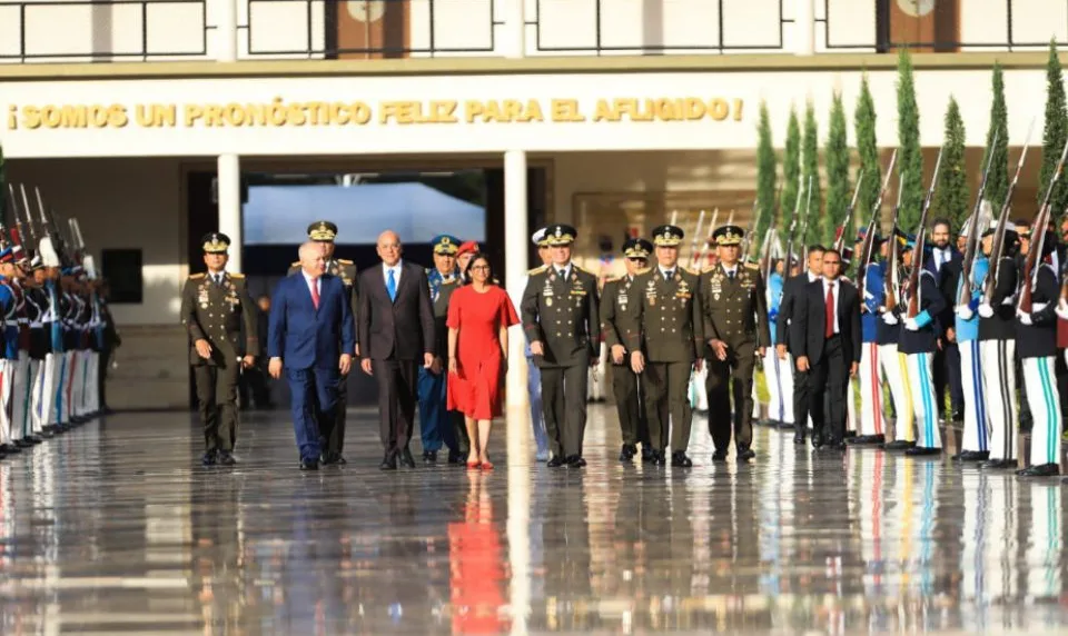 Vladimir Padrino entrega el bastión de mando militar a Delcy Rodríguez