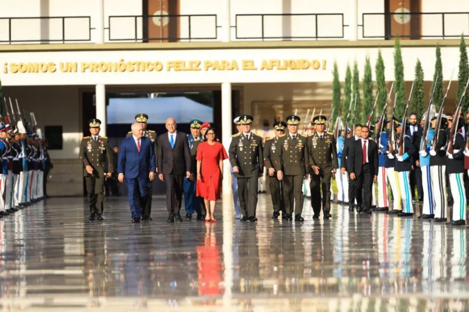 Vladimir Padrino entrega el bastión de mando militar a Delcy Rodríguez