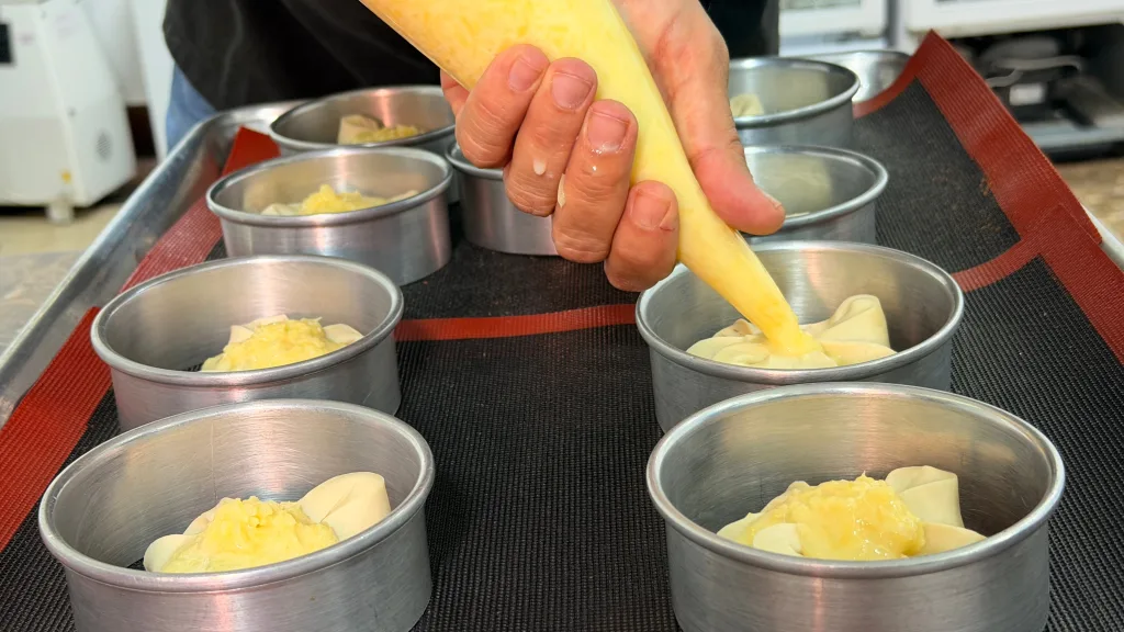 El "croissant golfeado": lo crujiente del hojaldre con el sabor venezolano