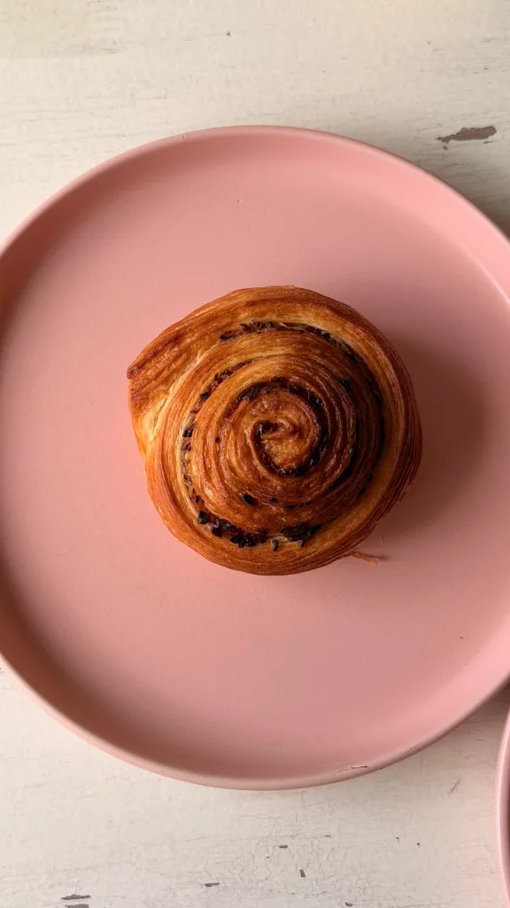 El "croissant golfeado": lo crujiente del hojaldre con el sabor venezolano