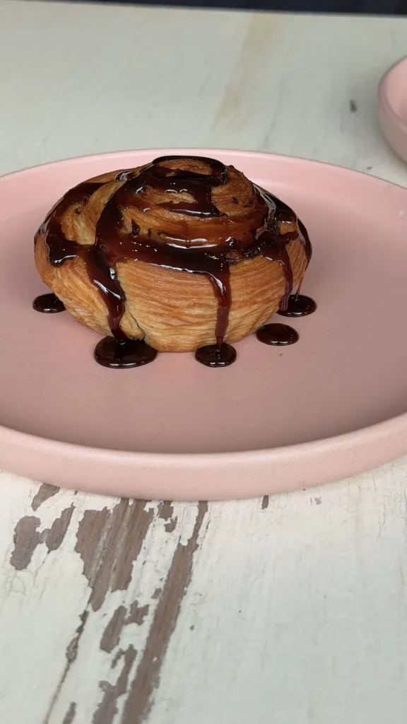 El "croissant golfeado": lo crujiente del hojaldre con el sabor venezolano