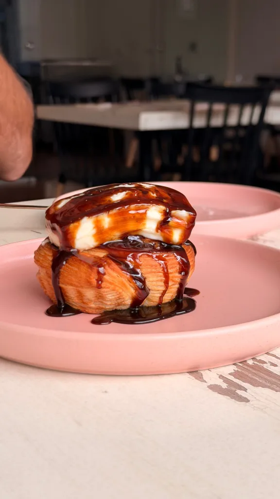 El "croissant golfeado": lo crujiente del hojaldre con el sabor venezolano