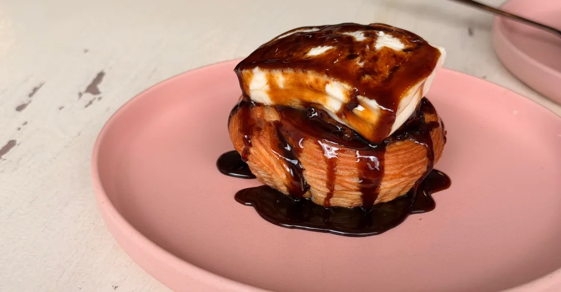 El croissant golfeado: lo crujiente del hojaldre con el sabor venezolano
