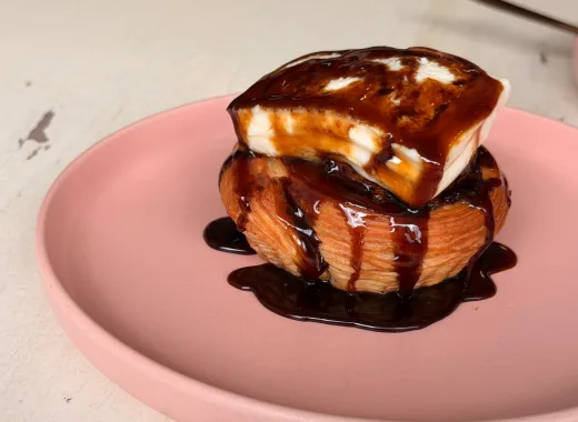 El croissant golfeado: lo crujiente del hojaldre con el sabor venezolano