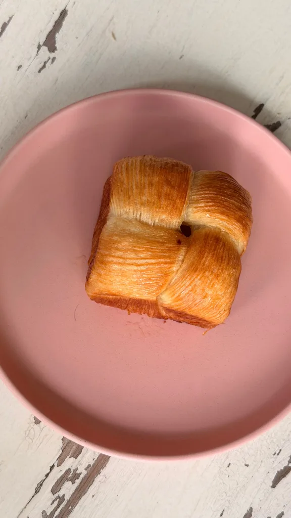 El "croissant golfeado": lo crujiente del hojaldre con el sabor venezolano