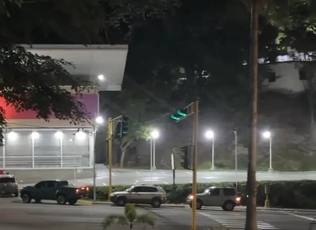 Abiertos pocos supermercados y farmacias, cerradas las estaciones de gasolina