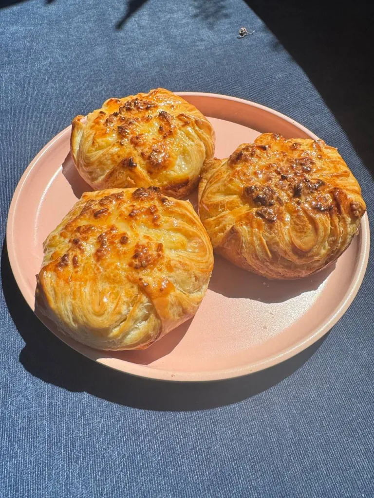 El "croissant golfeado": lo crujiente del hojaldre con el sabor venezolano