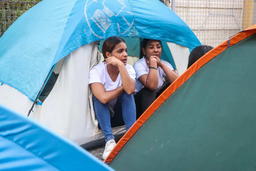 *ONG Clipp activa centros de acopio para ayudar a familiares de presos políticos que acampan esperando su excarcelación.