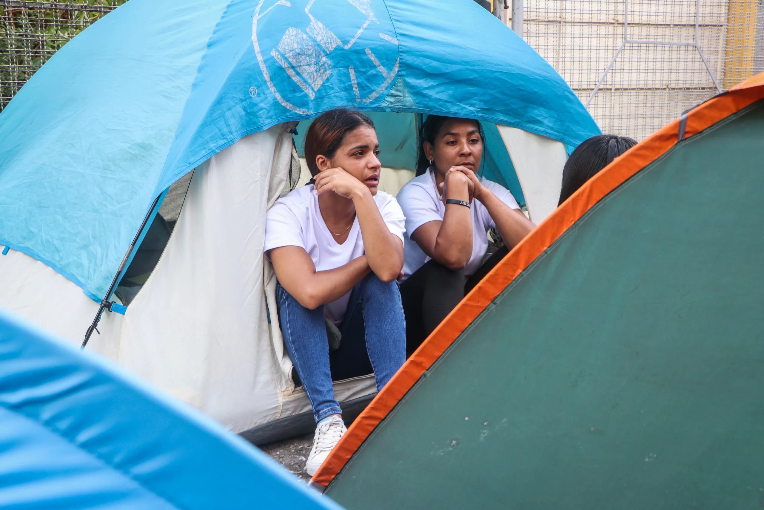 *ONG Clipp activa centros de acopio para ayudar a familiares de presos políticos que acampan esperando su excarcelación.