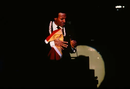 Dos mujeres que trabajaron para el cantante español Julio Iglesias, lo denunciaron por violencia y abuso sexual reiterado. La demanda se hizo el 5 de enero ante la Fiscalía Nacional, pero recién trascendió al público hoy, 13 de enero.