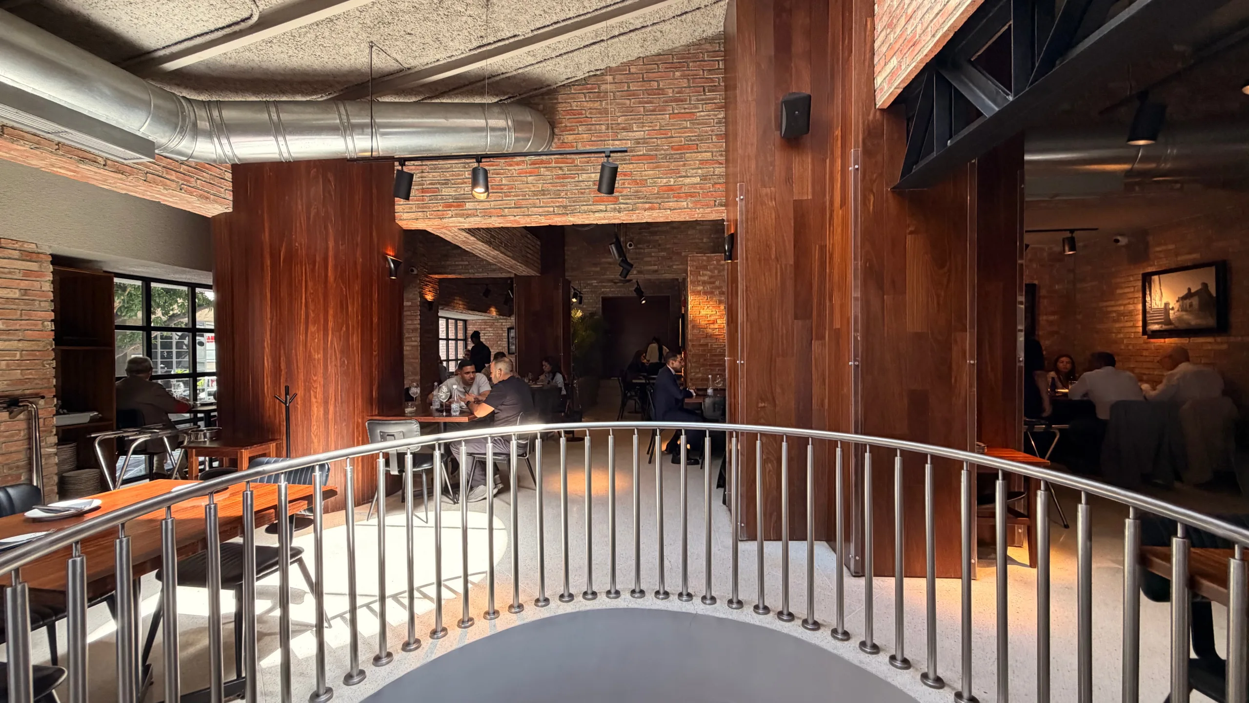 Carbón: la historia del restaurante que se creó para tener "el mejor pollo de Caracas"