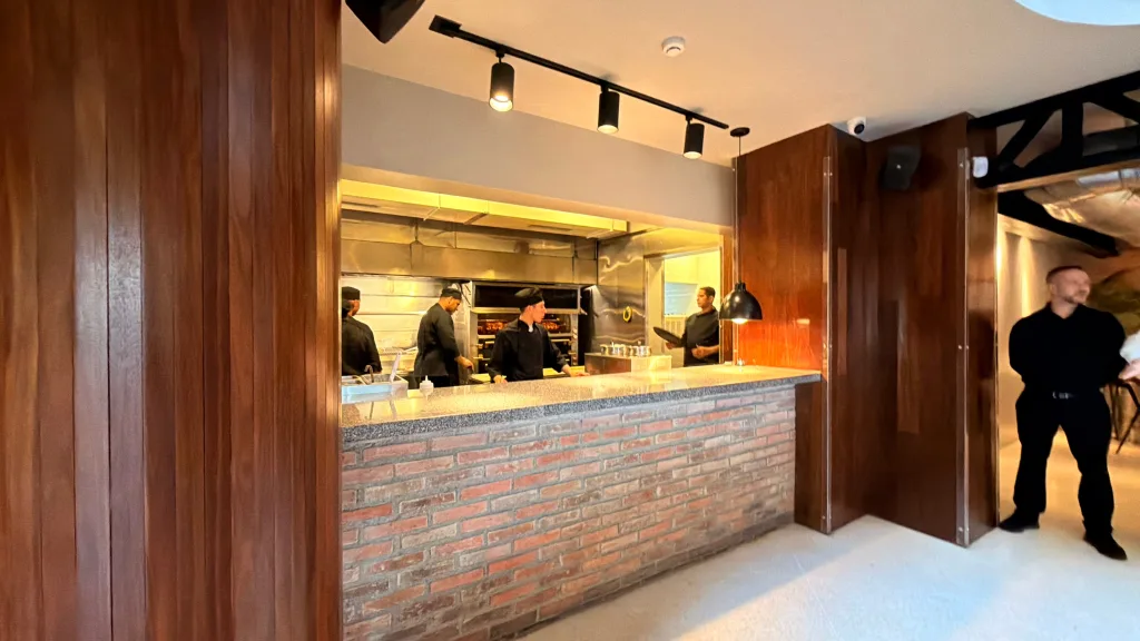 Carbón: la historia del restaurante que se creó para tener "el mejor pollo de Caracas"