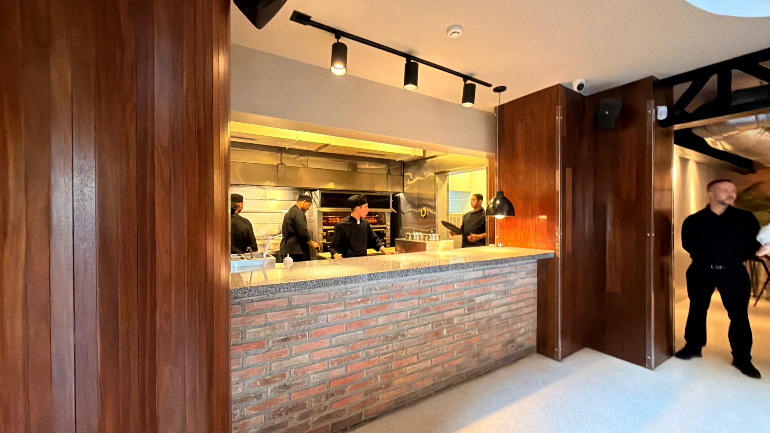 Carbón: la historia del restaurante que se creó para tener "el mejor pollo de Caracas"