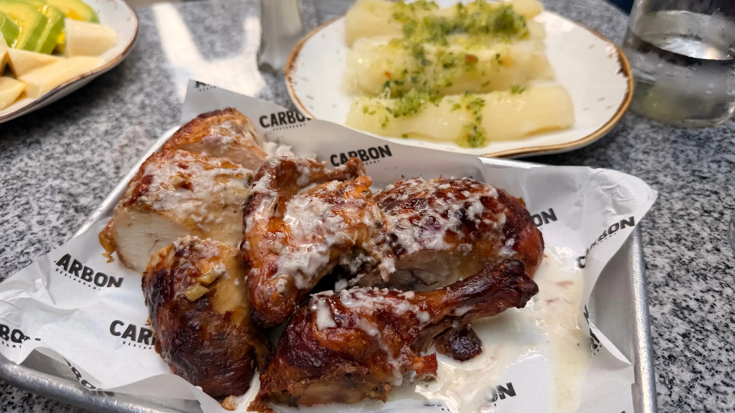 Carbón: la historia del restaurante que se creó para tener "el mejor pollo de Caracas"