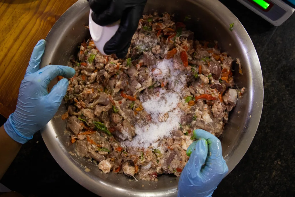 El libro venezolano "Maestra charcutera" gana en los Gourmand Awards 2025