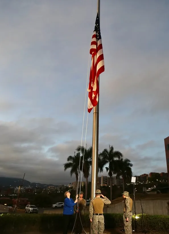 Embajada de EE.UU. vuelve a izar su bandera en Caracas