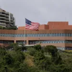 Embajada de EE.UU. vuelve a izar su bandera en Caracas