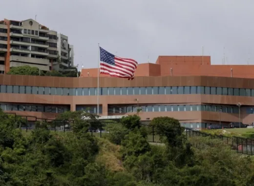 Embajada de EE.UU. vuelve a izar su bandera en Caracas