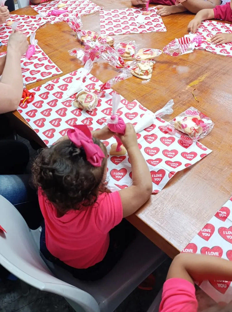 Niños de Hogar Bambi aprendieron sobre pastelería con Yury Rodríguez