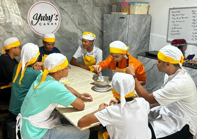Niños de Hogar Bambi aprendieron sobre pastelería con Yury Rodríguez