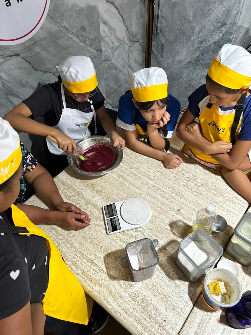 Niños de Hogar Bambi aprendieron sobre pastelería con Yury Rodríguez