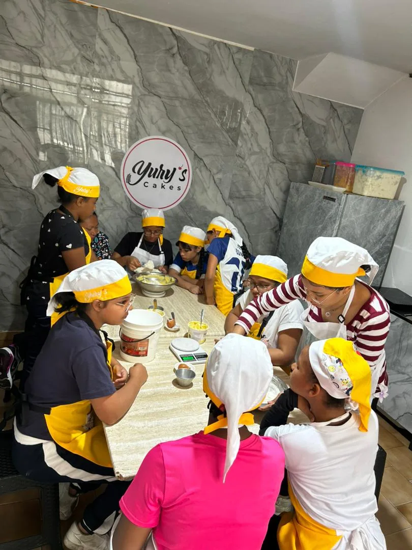 Niños de Hogar Bambi aprendieron sobre pastelería con Yury Rodríguez