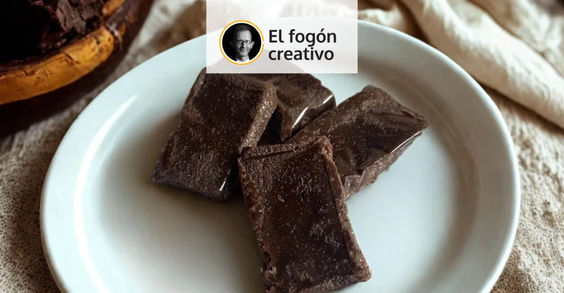 La historia del bocadillo de plátano en Venezuela está intrínsecamente ligada al aprovechamiento de los recursos. Se dice que nació en las cocinas coloniales y se consolidó en las haciendas, donde el plátano "pasado" o muy maduro (con la cáscara totalmente negra) no se descartaba, sino que se transformaba