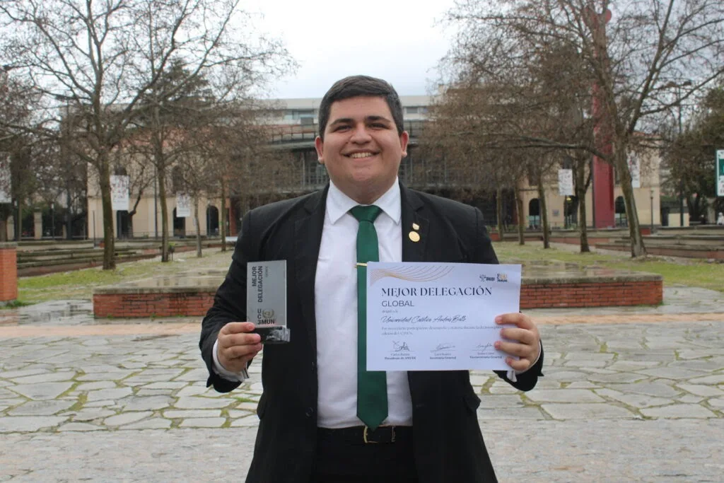 La cohorte 2025-2026 de la agrupación Modelos de Naciones Unidas en Latinoamérica de la Universidad Católica Andrés Bello (Lamun UCAB) logró, por quinto año consecutivo, mantener su récord de invicto y obtuvo el premio a la «Mejor Delegación Global» en la 17 edición del Modelo de Naciones Unidas de la Universidad Carlos III de Madrid.