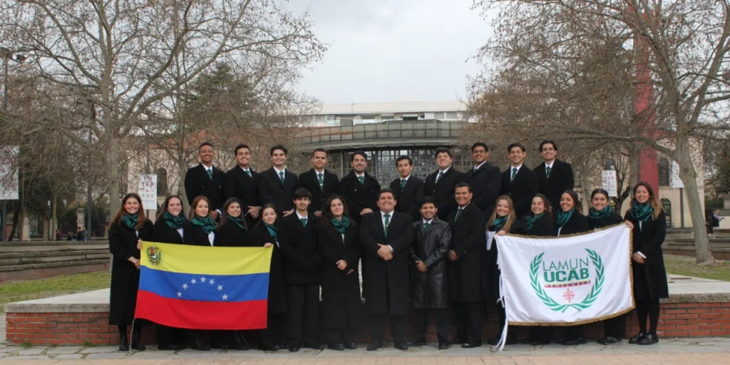 La cohorte 2025-2026 de la agrupación Modelos de Naciones Unidas en Latinoamérica de la Universidad Católica Andrés Bello (Lamun UCAB) logró, por quinto año consecutivo, mantener su récord de invicto y obtuvo el premio a la «Mejor Delegación Global» en la 17 edición del Modelo de Naciones Unidas de la Universidad Carlos III de Madrid.