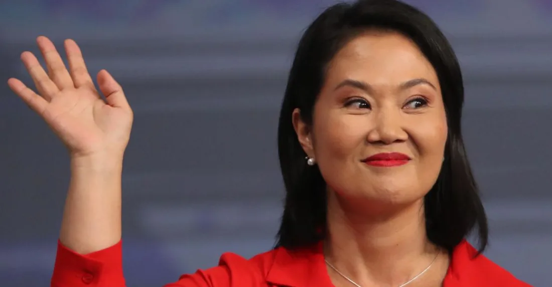 Keiko Fujimori y Rafael López, ambos de derecha, se medirán en segunda vuelta en Perú