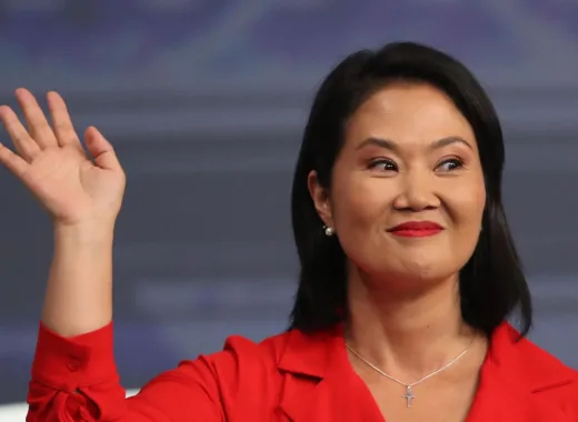 Keiko Fujimori y Rafael López, ambos de derecha, se medirán en segunda vuelta en Perú