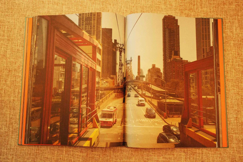 En el fotolibro "America", el fotógrafo Omar Mattar construye un relato visual sobre Estados Unidos desde la calle y con el objetivo de revelar los matices entre promesa y realidad que atraviesan la vida cotidiana