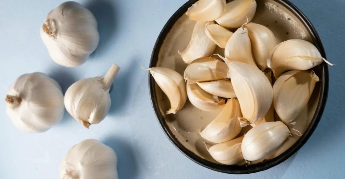 El ajo es tan poderoso como su aroma. Tiene múltiples beneficios para la salud, sobre todo para el corazón, pero también ayuda a prevenir el cáncer, para fortalecer el sistema inmunológico e incluso, para mejorar la piel, entre otros aportes.