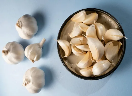 El ajo es tan poderoso como su aroma. Tiene múltiples beneficios para la salud, sobre todo para el corazón, pero también ayuda a prevenir el cáncer, para fortalecer el sistema inmunológico e incluso, para mejorar la piel, entre otros aportes.