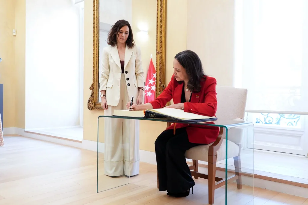 Isabel Díaz Ayuso condecora a María Corina Machado por su "incansable labor por la democracia"
