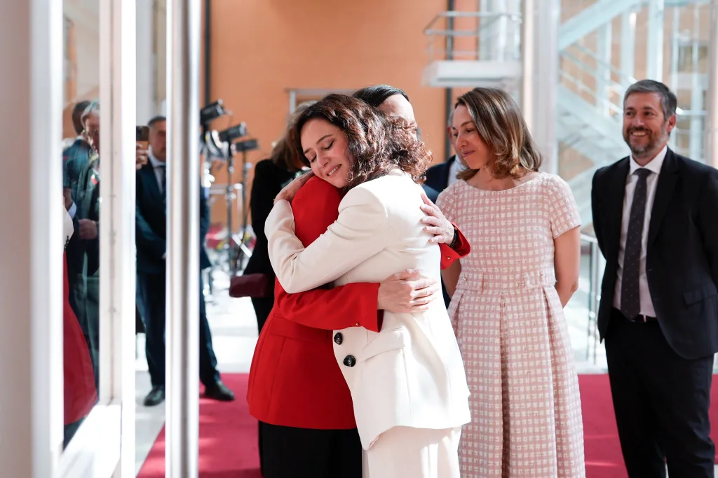 Isabel Díaz Ayuso condecora a María Corina Machado por su "incansable labor por la democracia"