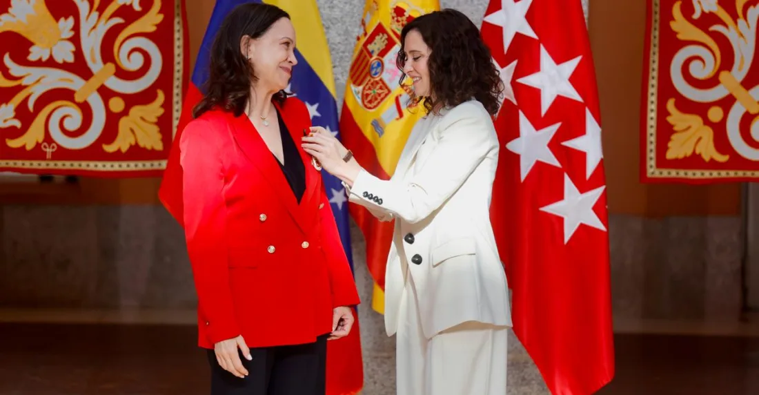 Isabel Díaz Ayuso condecora a María Corina Machado por su "incansable labor por la democracia"