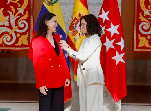 Isabel Díaz Ayuso condecora a María Corina Machado por su "incansable labor por la democracia"