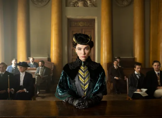 Segunda temporada de Lidia Poët, se encuentra de pie ante un tribunal que la juzga en la Turín del siglo XIX.