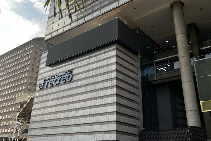Pantalla 3D del centro comercial El Recreo 